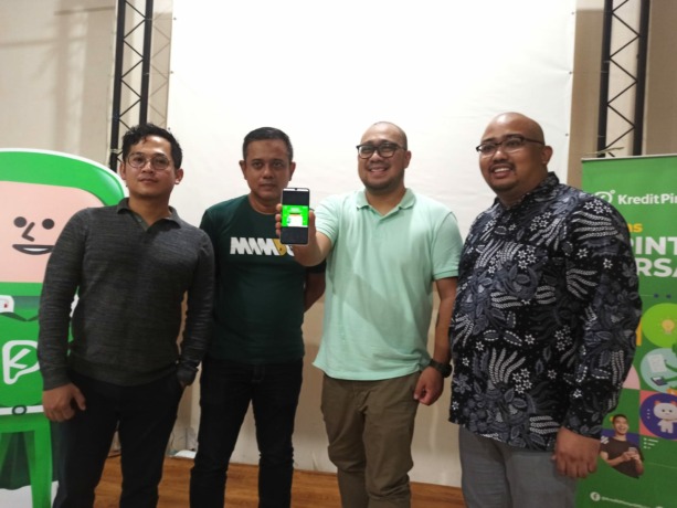 IDE BISNIS: Dari kiri; Puji Sukaryadi, Irawan Prasetyo, Willy Apriando dan Satria Putera usaii acara offline Kelas Pintar Cari Cuan bersama pelaku UMK di Surabaya. Kredit Pintar memberikan literasi keuangan dan ide-ides bisnis untuk para UMKM. (M. Afiq Fi