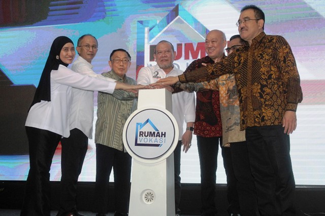 Sebanyak 13 pim­pinan lembaga tinggi dari unsur pemerintah, swasta atau pengu­saha, perbankan, dan akademisi menandatangani komitmen bersama untuk mendukung revitalisasi program pendidikan vokasi. (ISTIMEWA)