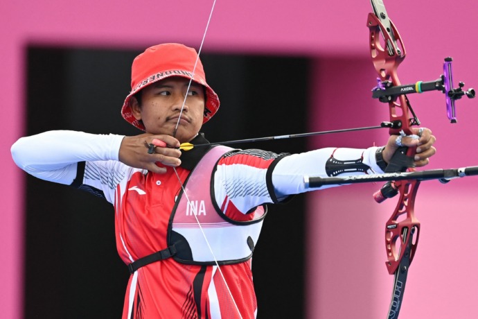 AKURASI: Riau Ega Agatha Salsabila menyumbang medali emas untuk Indonesia di cabor panahan. (IST)