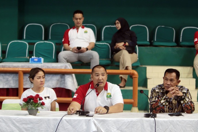 PIALA GUBERNUR: Ketua Umum PBSI Jatim, Tonny Wahyudi (tengah), didampingi Kadiskominfo Jatim, Hudiyono dan Kabid Humas PBSI Jatim Asrilia Kurniati memberikan keterangan kepada jurnalis terkait penyelenggaraan kejuaraan Piala Gubernur Jatim 2022, di GOR Su