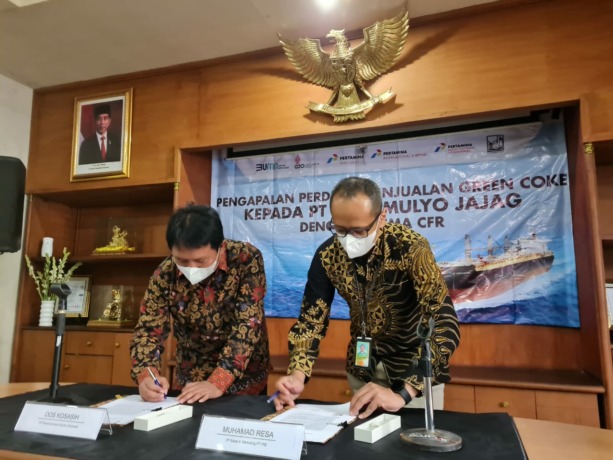 Vice President Petrochemical Industry Business PT Pertamina Patra Niaga, Oos Kosasih (kiri) dan Direktur utama PT Yosomulyo Jajag, Doddy Kuntjoro.  (ISTIMEWA)