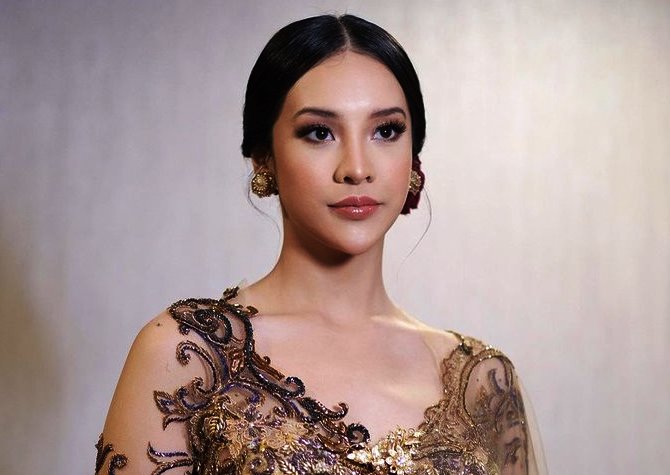Anya Geraldine dalam balutan kebaya karya Anne Avantie. (INSTAGRAM)