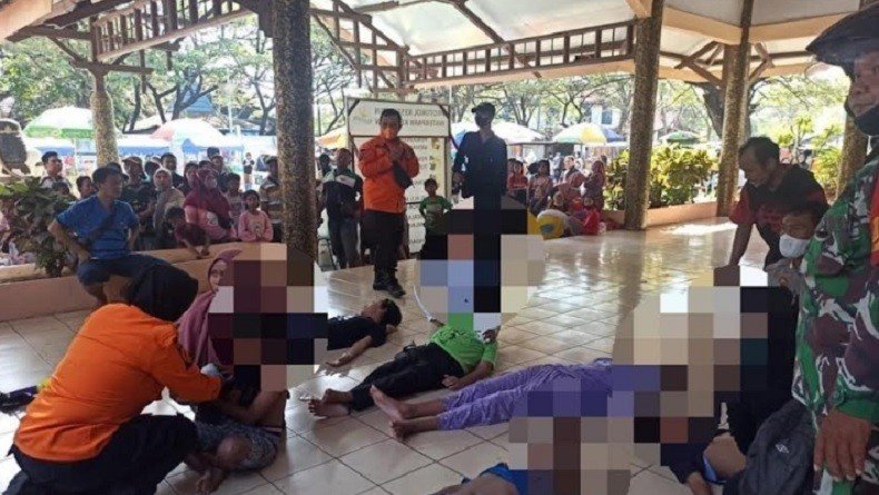 PRIHATIN: Sejumlah korban di Waterpark Kenjeran sebelum dievakuasi ke rumah sakit. (IST)
