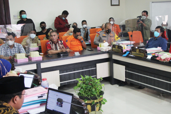 HEARING: Pengelola Waterpark Kenjeran dan sejumlah OPD mengikuti hearing terkait seluncuran yang ambrol di gedung DPRD Surabaya, Surabaya, Senin (9/5). (SURYANTO/RADAR SURABAYA)