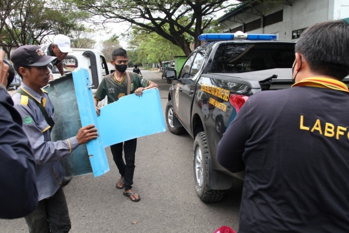CARI BUKTI: Tim Labfor Polda Jatim membawa potongan seluncuran yang jebol dan menelan korban luka di Waterpark Kenjeran, Surabaya, Senin (9/5). (SURYANTO/RADAR SURABAYA)