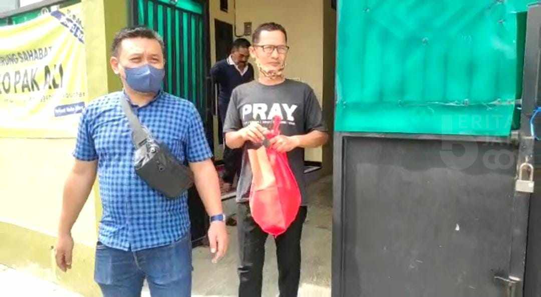 TAK BERKUTIK: Terpidana Ali Shodiqin (kaos hitam) diamankan di kawasan Trosobo, Taman, Sidoarjo.  (IST)