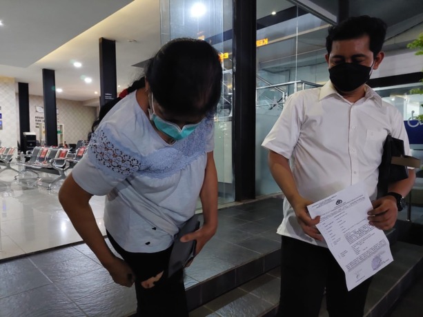 LUKA PARAH: Korban SK mengadukan tetangganya ke Polrestabes Surabaya. (IST)
