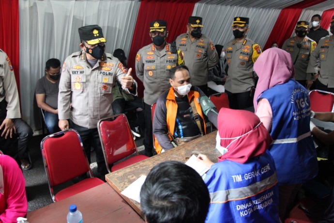 PENINJAUAN: Wairwasum Mabes Polri Irjen Pol Eky Hery Festyanto didampingi Kapolrestabes Surabaya Kombespol Akhmad Yusep Gunawan meninjau pos pengamanan di Taman Bungkul, Jalan Raya Darmo, Surabaya, Senin (9/5).  (SURYANTO/RADAR SURABAYA)