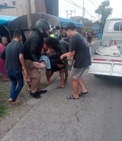 EVAKUASI: Petugas mengevakuasi Teguh Wahyu Utomo yang tertabrak truk di Jalan Mastrip, Karang Pilang, Surabaya, Jumat (20/5). (IST)