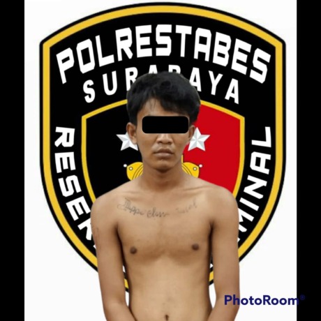 KENA BATUNYA: Tersangka DJA diamankan bersama barang bukti di Polrestabes Surabaya. (IST)