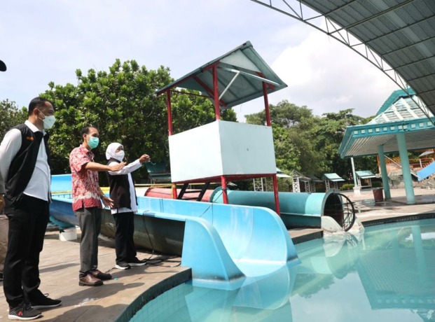 TKP: General Manager Kenpark Paul Steven menjelaskan insiden kecelakaan di waterpark kepada Gubernur Jatim Khofifah Indar Parawansa dan Wali Kota Surabaya Eri Cahyadi. (IST)