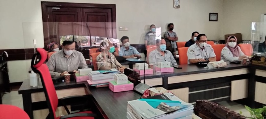 HEARING: Suasana rapat dengar pendapat Komisi D DPRD Surabaya dengan manajemen Kenjeran Park (Kenpark), Surabaya. (RAHMAT SUDRAJAT/RADAR SURABAYA)