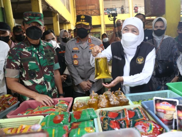 BELUM STABIL: Gubernur Jawa Timur Khofifah Indar Parawansa bersama jajaran forkopimda memantau harga minyak goreng di Pasar Soponyono, Rungkut, Surabaya, Kamis (26/5).  (ANDY SATRIA/RADAR SURABAYA)