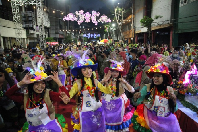KREATIF: Peserta Festival Rujak Uleg 2022 tampil dengan kostum dan atraksi yang menarik. (SURYANTO/RADAR SURABAYA)