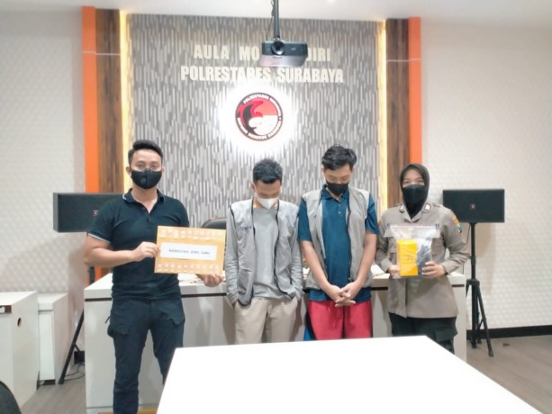 MODUS BARU: Tersangka FA dan TK diamankan di Polrestabes Surabaya. (IST)