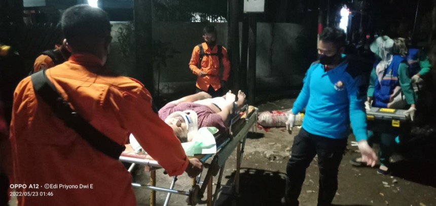 LUKA PARAH: Petugas mengevakuasi korban kecelakaan di Jalan Ngagel Madya, Surabaya. (IST)