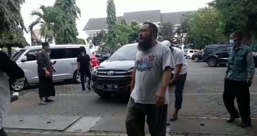 DIAMANKAN: Terpidana Maridun Bintang saat diamankan oleh petugas gabungan kejaksaan. (IST)