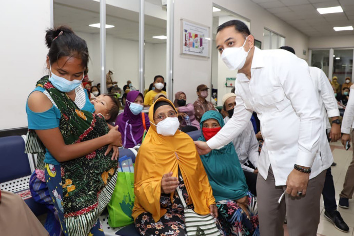 BERI MOTIVASI: Wali Kota Surabaya Eri Cahyadi meninjau pelayanan di RSUD Soewandhie, Surabaya, Senin (9/5). (SURYANTO/RADAR SURABAYA)