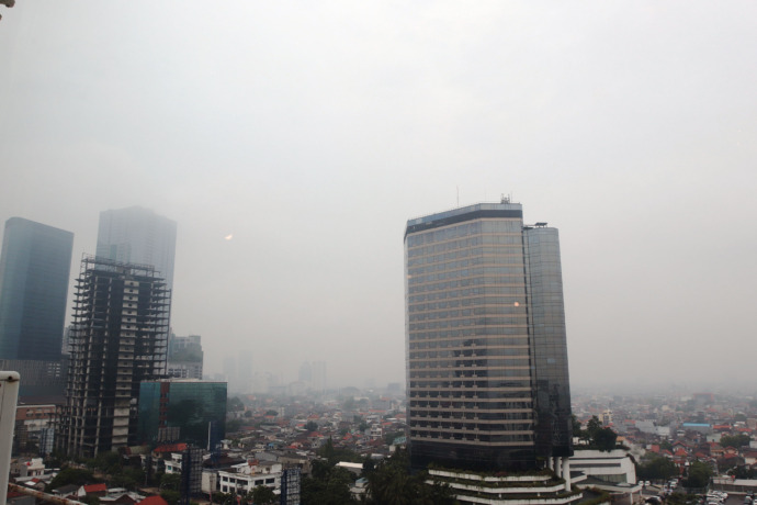 MENDUNG MANJA: Kabut menyelimuti langit kota Surabaya pada Kamis (26/5) pagi. BMKG mengatakan bahwa fenomena tersebut terjadi karena adanya penurunan suhu dan bibit siklon tropis. (ANDY SATRIA/RADAR SURABAYA)