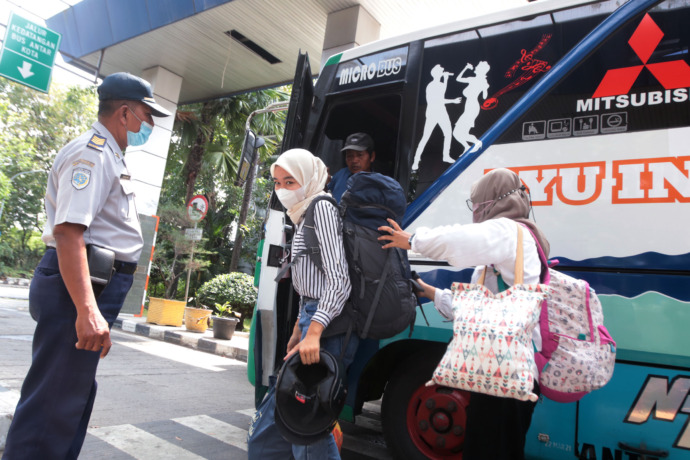 BALIK MUDIK: Sejumlah penumpang bus turun di terminal Tambak Oso Wilangun (TOW) Surabaya dari daerah asal masing-masing, Minggu (8/5).  (ANDY SATRIA/RADAR SURABAYA)