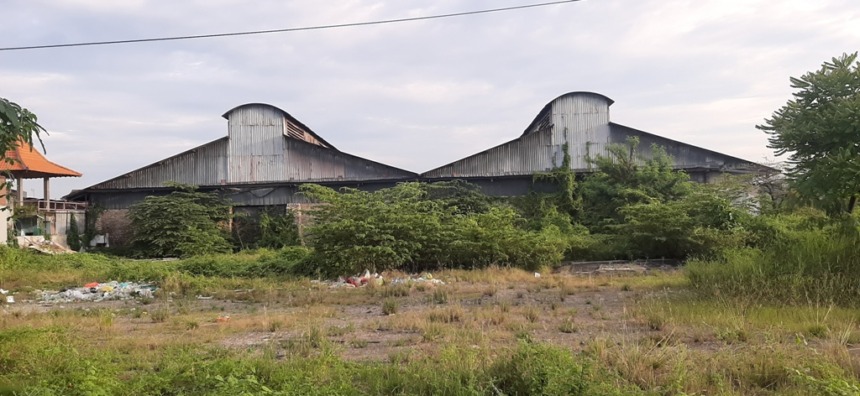 TERBENGKALAI: Depo Trem Listrik Sawahan ini dahulu tempat semua armada trem memulai perjalanan tiap harinya. (MAHRUS/RADAR SURABAYA)