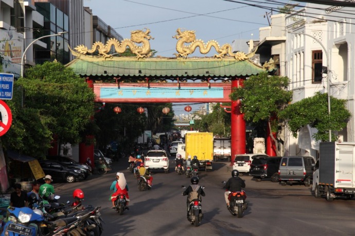 KAWASAN PECINAN: Gapura dengan patung naga di Jalan Kembang Jepun ini memiliki filosofi yang mendalam. (SURYANTO/RADAR SURABAYA)