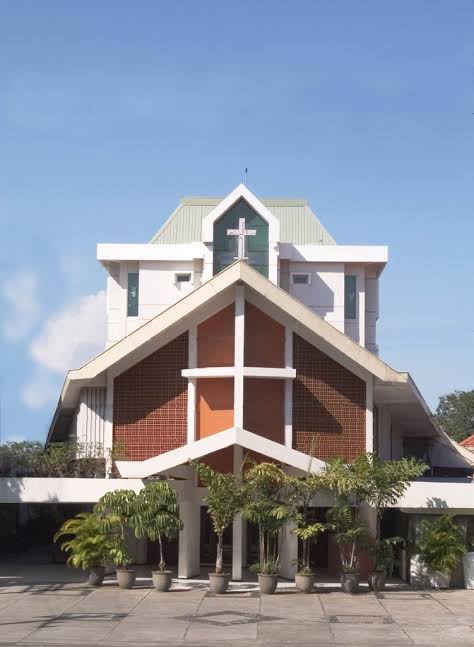 BERSEJARAH: Gedung Gereja Kristen Indonesia (GKI) di Jalan Diponegoro, Surabaya. (IST)