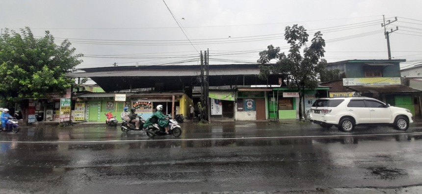 BERSEJARAH: Bangunan bekas stasiun trem uap Karangpilang di Jalan Mastrip kini sudah beralih fungsi jadi kios. (MAHRUS/RADAR SURABAYA)