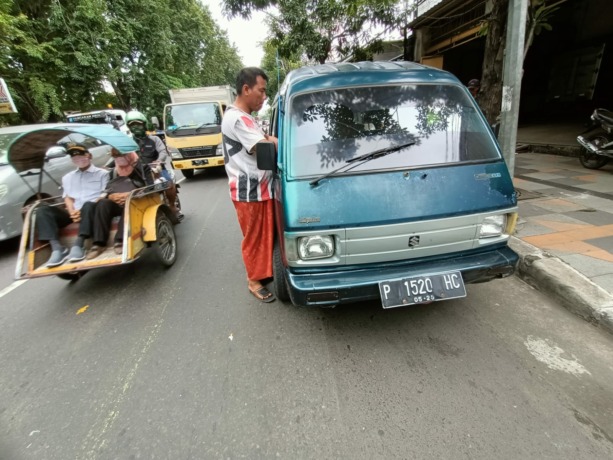 DICURIGAI: Terduga bersama kendaraan yang membawa dua siswa dari Madura ke Surabaya. (IST)