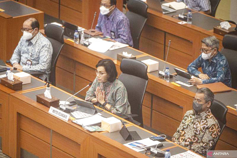 Menteri Keuangan Sri Mulyani (tengah) mengikuti rapat kerja dengan Badan Anggaran (Banggar) DPR di Kompleks Parlemen, Senayan, Jakarta, Kamis (19/5/2022). (ANTARA FOTO)