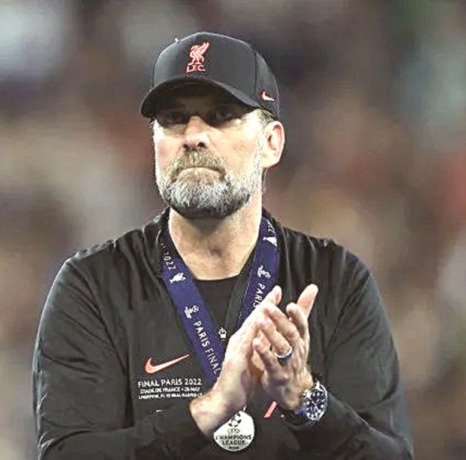 SEMANGAT: Jurgen Klopp tetap bangga dan berdiri dengan kepala tegak meski gagal menuai juara Liga Champions 2021-2022. (UEFA)