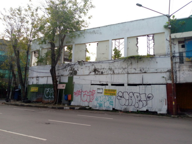 DIJUAL: Sisa bangunan Pasar Terang di Jalan Kembang Jepun, Surabaya. (LAMBERTUS HUREK/RADAR SURABAYA)
