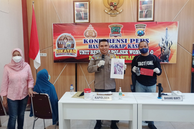 TEGA AMAT:Kapolsek Wonocolo Kompol Roycke Hendrik menunjukkan tersangka Eka Sari Yuni Hartini (duduk kerudung biru) dan barang bukti pembunuhan. (SURYANTO/RADAR SURABAYA)