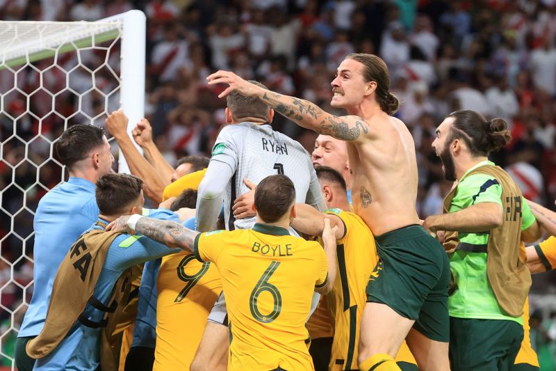Penjaga gawang Australia Andrew Redmayne diserbu rekan-rekan satu timnya setelah Australia lolos ke putaran final Piala Dunia setelah mengalahkan Peru dalam adu penalti playoff antarbenua Australia melawan Peru di Stadion Al Rayyan, Al Rayyan, Qatar, 13 J