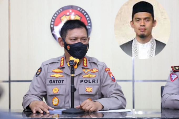 Kabagpenum Divisi Humas Polri Kombes Pol. Gatot Repli Handoko menjelaskan kasus tertembaknya putra Buya Arrazy (insert) dengan senjata mlik pengawal anggota Polri. (ANTARA)