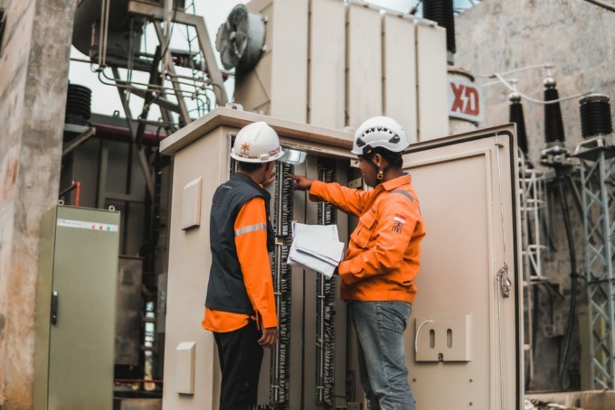 ENERGIZE: PLN UIT JBM saat melakukan energize pada IBT 5 GITET Krian guna memastikan pasokan listrik tetap aman. (ISTIMEWA)