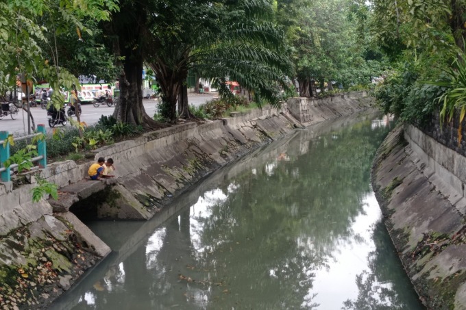 SEMPIT: Sungai Pegirian pada tahun 2022 ini terlihat sempit dan dangkal. Padahal di masa lalu dijadikan lalu lintas perahu-perahu niaga. (Suryanto/Radar Surabaya)
