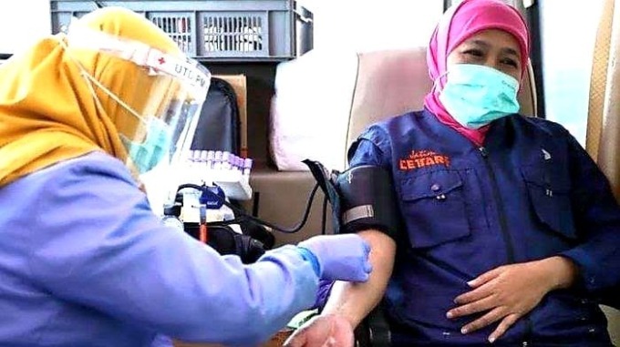 PEDULI: Gubernur Jatim Khofifah Indar Parawansa ikut donor darah di sela kesibukannya. (IST)