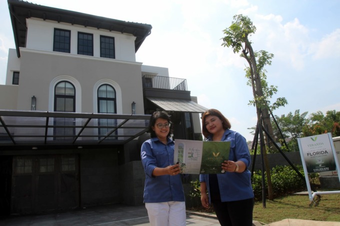 CLUSTER BARU: Vica Yustisiana (kiri) dan Illa Farda menjelaskan keunggulan cluster premium baru, Veranda yang mulai dirilis. Diharapkan bulan ini akan segera sold out karena peminatnya masih tinggi. (Abdullah Munir/Radar Surabaya)
