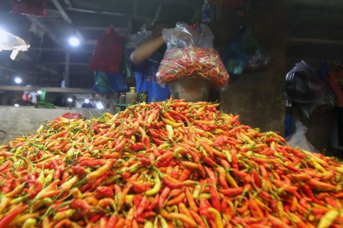 MAKIN PEDAS: Stok cabai di Pasar Keputran Surabaya masih melimpah meski produksi menurun di Jawa Timur. (Andy Satria/Radar Surabaya)