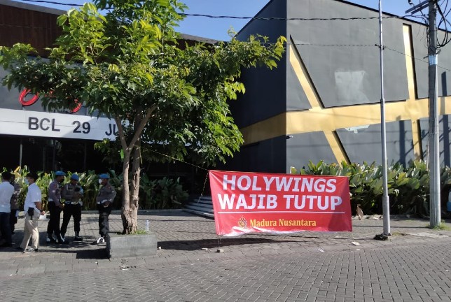 Ilustrasi tuntutan penutupan outlet Holywings di Jalan Basuki Rahmat Surabaya oleh salah satu ormas. (Rafika Yahya/JawaPos.com)