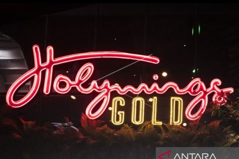 Logo gerai Holywings di Kelapa Gading, Jakarta, Senin (27/6/2022). (ANTARA FOTO/Muhammad Adimaja/rwa)