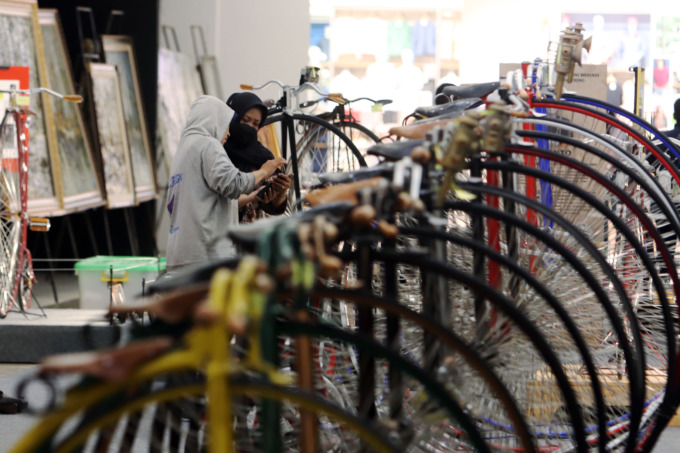 BERNILAI SEJARAH DAN SENI: Pengunjung mengamati barang-barang antik yang dipamerkan dalam Soerabaia Heritage Festival di Ciputra World Surabaya, Selasa (7/6). (ANDY SATRIA/RADAR SURABAYA)
