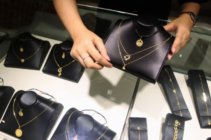 CANTIK: Kencana keluaran PT Hartadinata Abadi adalah sebuah koleksi perhiasan fine gold dengan kadar emas murni 99,99% atau 24 karat yang pertama dan satu-satunya di Indonesia. (ANDY SATRIA/RADAR SURABAYA)