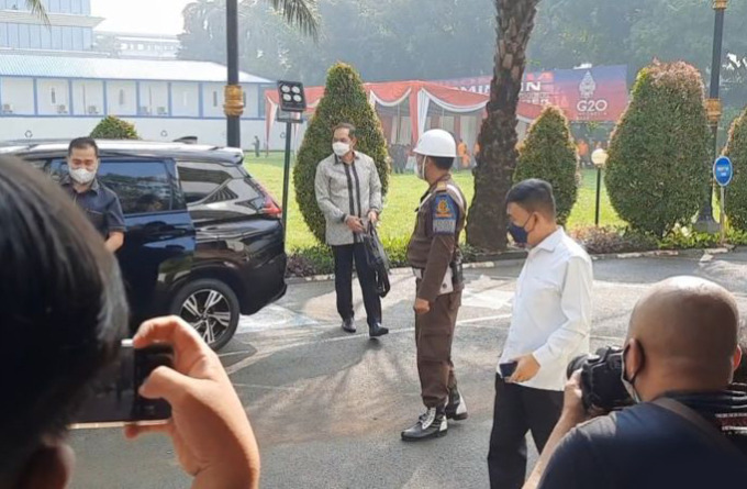 Mantan Menteri Perdagangan Muhammad Lutfi memenuhu panggilan penyidik Jampidsus Kejaksaan Agung untuk dimintai keterangan sebagai saksi perkara korupsi pemberian fasilitas ekspor CPO di Kejaksaan Agung, Rabu (21/6/2022). (ANTARA/Laily Rahmawaty)