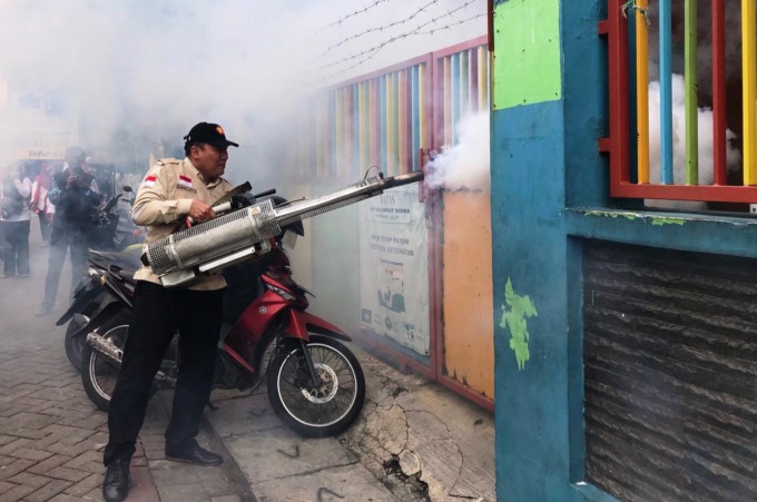 PEDULI: BHS saat turun langsung melakukan fogging di kawasan RW 05 Kelurahan Rungkut Tengah, Kecamatan Gunung Anyar, Surabaya, Sabtu (4/6). (NURUL AFIAH/RADAR SURABAYA)