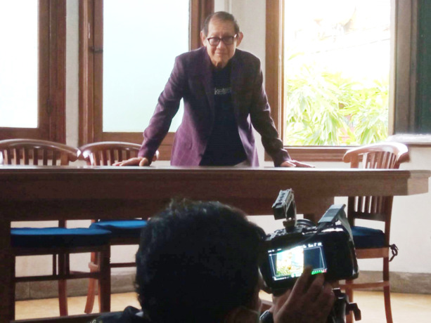 ACTION: Hermawan Kartajaya menjalani proses syuting di kantor Radar Surabaya (eks kantor Jawa Pos) di Jalan Kembang Jepun Surabaya. (WIJAYANTO/RADAR SURABAYA)