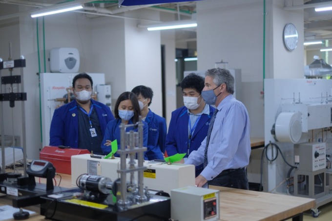 KUNJUNGAN: Presiden NECHE, Dr. Lawrence Schall berbincang dengan mahasiswa Sampoerna University. (ISTIMEWA)