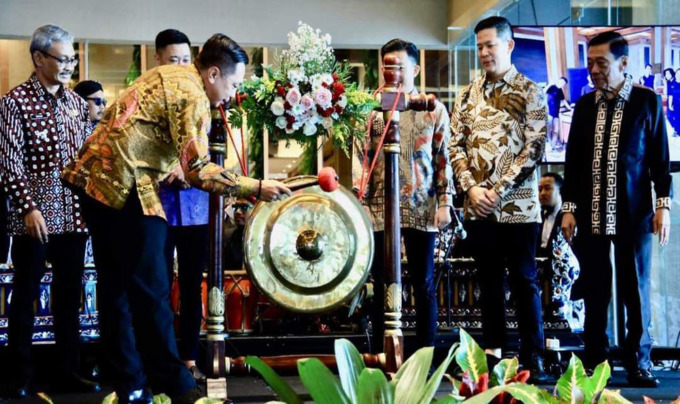 BEROPERASI: Pemukulan gong oleh CEO DHM, Andhy Irawan, menandai trial opening Grand Dafam Signature International Airport Yogyakarta. (ISTIMEWA)