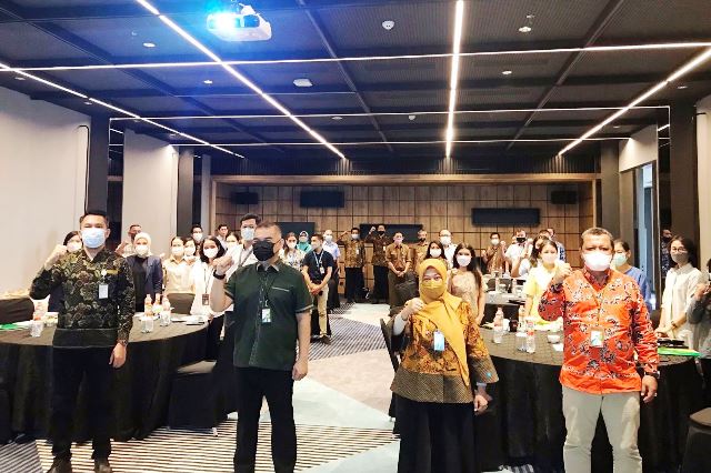 SOSIALISASI: Jajaran tim BPJS Ketenagakerjaan Surabaya Karimunjawa bersama dengan perwakilan puluhan perusahaan saat sosialisasi JHT sesuai Permenaker No. 4 tahun 2022, Selasa (21/6). (NURUL AFIAH/RADAR SURABAYA)